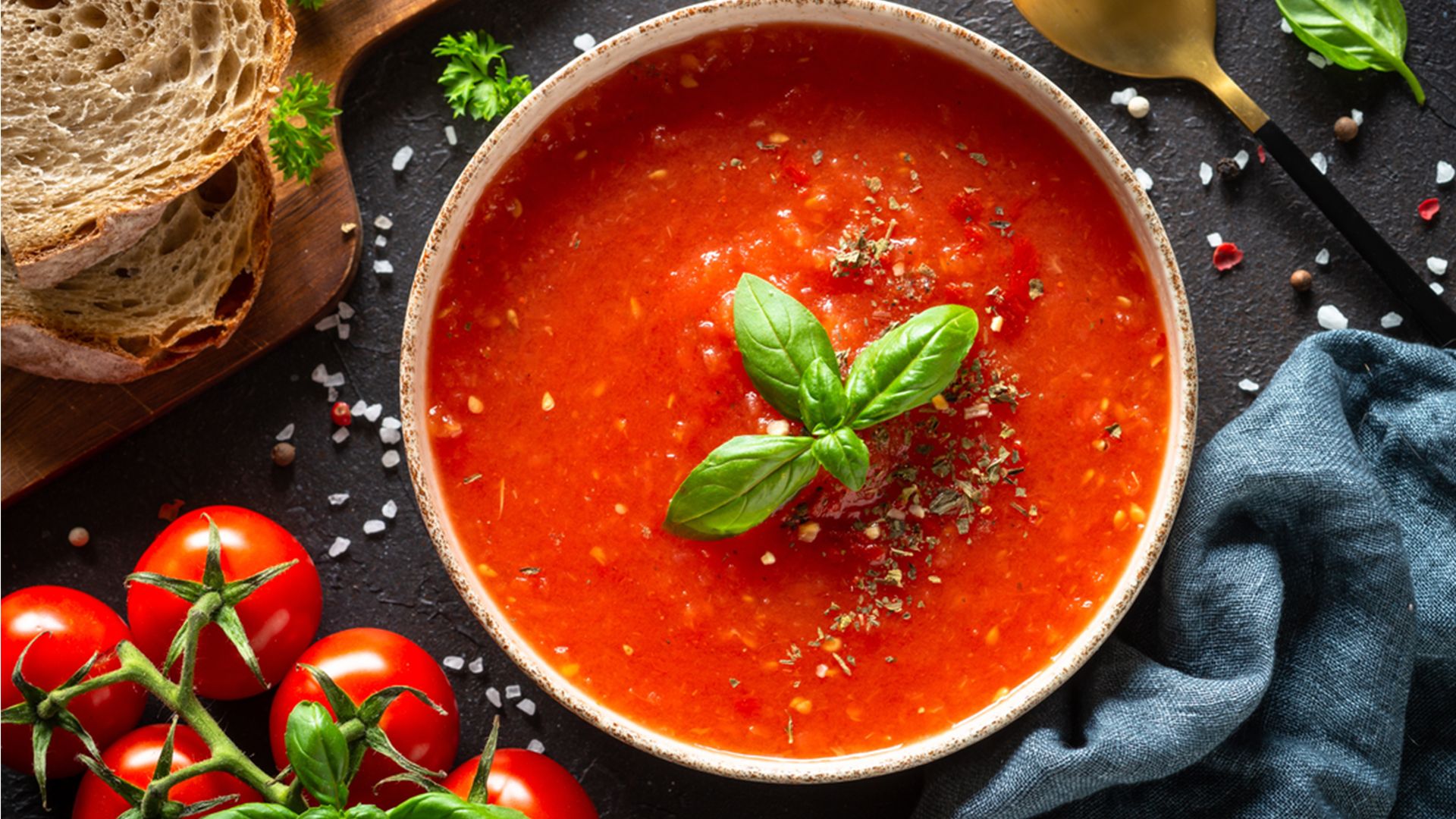 Schüssel Suppe mit Tomaten und Brot