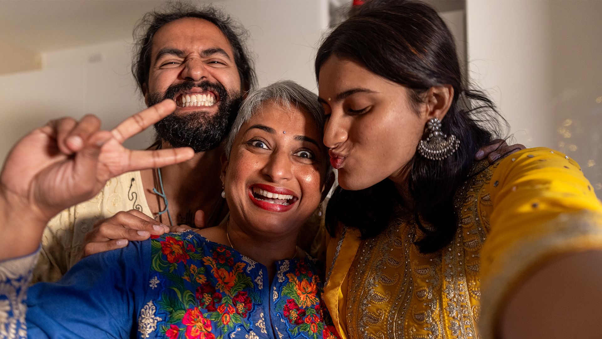 Drei Personen derselben Familie lächeln